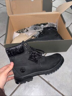 Timberland Women's Black Lace-Up Boots with Velvet Collar